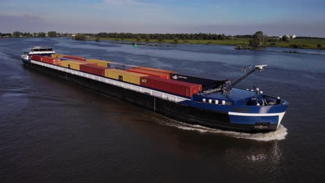 Lastkahnschiff-Navigiert-Auf-Dem-Kanal-Bei-Oude-Maas-In-Der-Nähe-Von-Barendrecht,-Niederlande