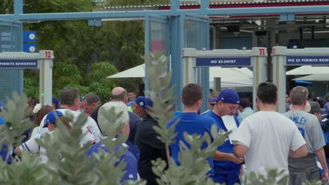 Fans-Von-Los-Angeles-Dodgers-Betreten-Das-Dodger-Stadion,-Um-Das-Baseballspiel-Zu-Sehen