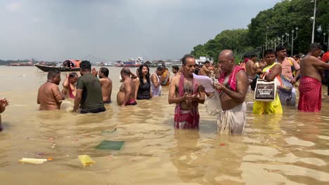 Grupo-De-Personas-Que-Realizan-Su-Ritual-Obligatorio-De-Ofrecer-Agua-A-Sus-Pitras-En-El-último-Día-De-Pitru-Paksha