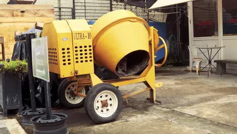 Concrete-mixer-on-standby-in-a-street-in-Panama-City,-Panama,-wide-shot