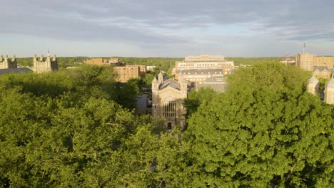 Toma-Cinematográfica-De-Establecimiento---Facultad-De-Derecho-De-La-Universidad-De-Michigan,-Edificios-Académicos-Históricos