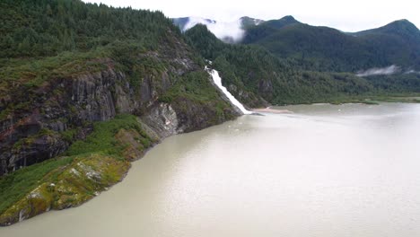 Juneau-Alaska-Nugget-Wasserfall-Mit-In-Den-Bergen---Mendenhall-Gletscher