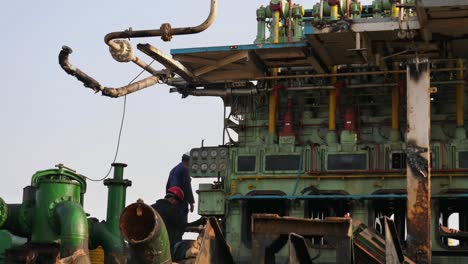 Trabajadores-Inspeccionando-Una-Gran-Planta-De-Motores-Diésel-En-El-Astillero-De-Desguace-De-Barcos-De-Gadani