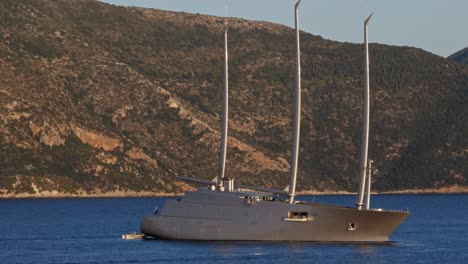 Luxusyachtboot-Auf-Dem-Blauen-Meer-Tagsüber-In-Kefalonia,-Griechenland-–-Breite,-Statische-Aufnahme