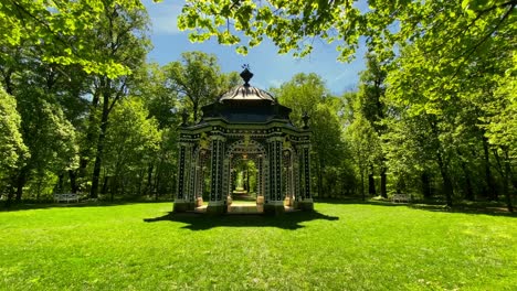 La-Casa-De-Placer-Verde-En-El-Parque-Del-Palacio-De-Laxenburg,-Filmada-En-Un-Día-Cálido-En-Primavera,-Toma-Estática