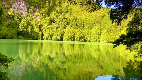 4K-footage-of-the-view-of-a-green-untouched-creter-lake-in-the-island-of-Sao-Miguel,-Azores,-Portugal