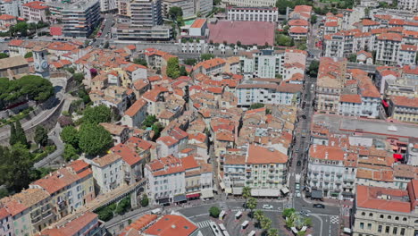 Cannes-Frankreich-Luftaufnahme-V36-Vogelperspektive-Drohne-Fliegt-Um-Die-Viertel-Le-Suquet-Und-La-Croix-Des-Gardes,-Nach-Oben-Geneigt-Zeigt-Eine-Wunderschöne-Meereslandschaft-–-Juli-2021