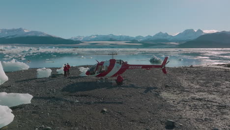 Un-Equipo-De-Investigación-Llega-En-Helicóptero-A-La-Remota-Naturaleza-De-Alaska