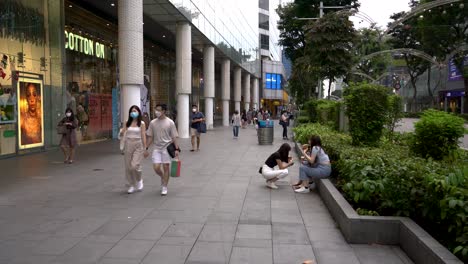 Menschen-Schlendern-Entlang-Der-High-End-Läden,-Orchard-Road,-Singapur