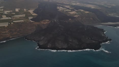 Beeindruckende-Aussicht-Auf-Den-Erstarrten-Lavastrom-Im-Meer-Nach-Dem-Ausbruch-Des-Vulkans-Cumbre-Vieja-Auf-Der-Insel-La-Palma