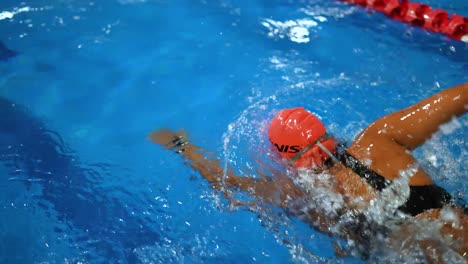 Profischwimmer-Schwimmt-Schmetterling-Im-Olympiabecken-Im-Schwimm--Und-Triathlonwettbewerb