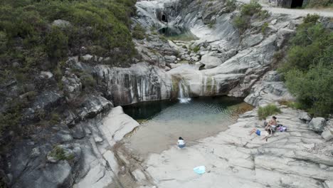 Menschen-Sonnen-Sich-An-Den-Natürlichen-Pools-Von-Sete-Lagoas-Im-Geres-Nationalpark