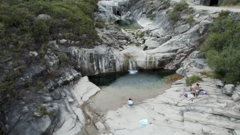 Gente-Tomando-El-Sol-Junto-A-Las-Piscinas-Naturales-De-Sete-Lagoas-En-El-Parque-Nacional-De-Geres