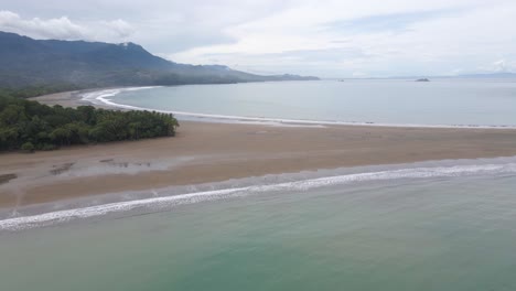 Drohnenschuss-Fliegt-Auf-Einen-Leeren-Sandstrand-An-Der-Küste-Von-Costa-Rica-Zu