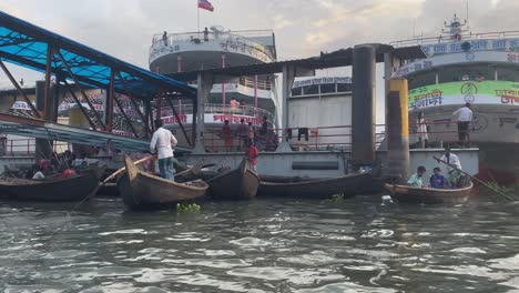 Centro-De-Actividad-Náutica-Densa-Y-Concurrida-En-La-Terminal-De-Sadarghat---Antigua-Dhaka