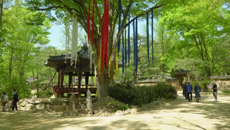 Turistas-Caminando-Cerca-Del-Santuario-Del-Pueblo-Seonangdang-En-El-Pueblo-Folclórico-Coreano-En-Yongin-De-Gyeonggi-En-Corea-Del-Sur