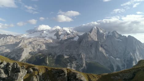 Epische-Zeitlupenaufnahme-Der-Schneebedeckten-Italienischen-Dolomiten-Bei-Sonnenuntergang