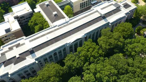 Vista-Aérea-De-Arriba-Hacia-Abajo-De-La-Biblioteca-De-La-Facultad-De-Derecho-De-Harvard