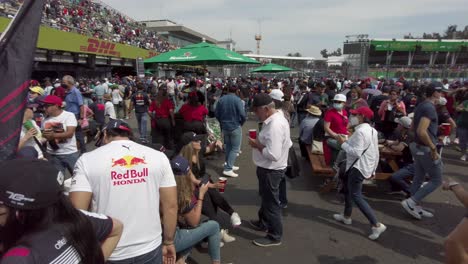 Fanáticos-Mexicanos-Apoyando-A-Alentar-A-Su-ídolo-Sergio-Checo-Perez-Portando-Banderas-Y-Vitoreando-En-El-Gran-Premio-F1-Gp-En-La-Pista-De-Carreras-De-La-Ciudad-De-México