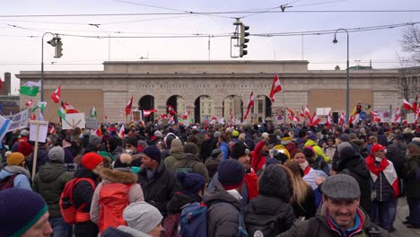 Schwenk-über-Viele-Menschen,-Die-Sich-Während-Der-Anti-Corona-Proteste-Auf-Den-Straßen-Wiens-Versammelten