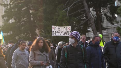 Menschen-Protestieren-Gegen-Die-Impfpflicht-In-Wien,-Österreich