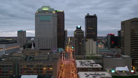 Aerial-view-of-quiet-streets,-in-downtown-Columbus,-cloudy-evening-in-USA---rising,-reverse,-drone-shot