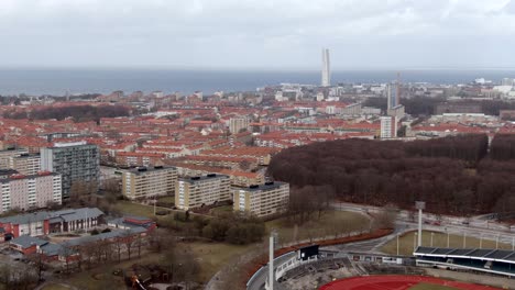Stadion-Und-Stadtgebäude-Von-Malmö,-Schweden---Rückwärtsaufnahme-Aus-Der-Luft
