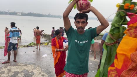 Eine-Gruppe-Von-Menschen-Verlässt-Ghat-Während-Des-Durga-Puja-Festivals-In-Kalkutta