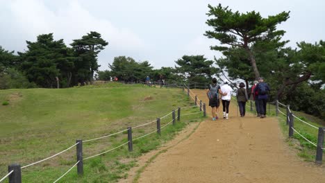 Grupo-De-Excursionistas-Caminando-Por-El-Sendero-De-La-Montaña-Achasan-Durante-El-Día,-Popular-Zona-De-Senderismo-Cerca-De-Seúl,-Corea-Del-Sur