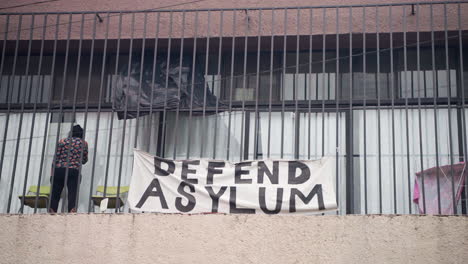 Über-Einer-Klinik-Für-Migranten-In-Tijuana,-Mexiko,-Hängt-Ein-Schild-Mit-Der-Aufschrift-„Verteidige-Asyl“.