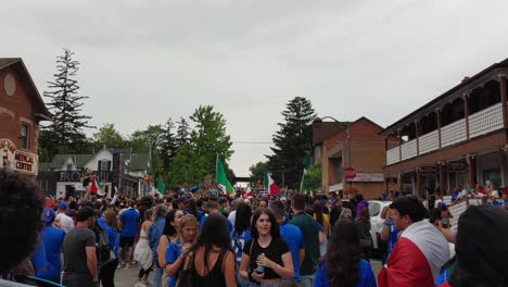 Handaufnahme-Beim-Spaziergang-Durch-Eine-Aufgeregte-Menge-Italienischer-Fußballfans-In-Woodbridge,-Toronto