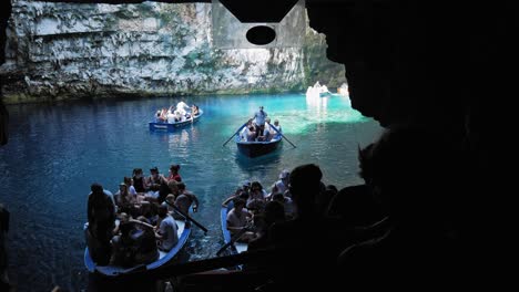 Touristen-Auf-Dem-Boot-Am-Melissani-See-In-Der-Höhle-In-Griechenland
