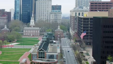 Vista-Aérea-Del-Salón-De-La-Independencia-Y-Calles-Tranquilas,-En-Filadelfia---Seguimiento,-Disparo-De-Drones