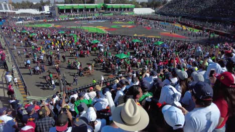 Menschen-Rennen-Zur-Podiumsfeier-Beim-F1-GP-Grand-Prix-In-Mexiko-Stadt-Zur-Strecke