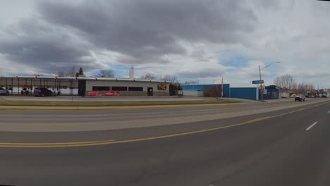 Negocios-De-Laramie-Wyoming-En-Abril-De-2021-Conduciendo-Por-La-Calle