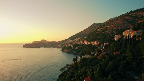 Ciudad-Y-Costa-De-Dubrovnik-Al-Atardecer-En-Croacia