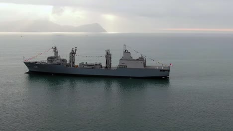 Barco-De-La-Armada-Peruana-Bap-Tacna-Viajando-Por-El-Océano-Pacífico-En-Callao,-Perú-Al-Atardecer