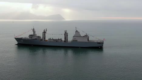 Das-Peruanische-Marineschiff-BAP-Tacna-Reist-In-Der-Abenddämmerung-Auf-Dem-Pazifischen-Ozean-In-Callao,-Peru