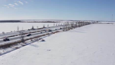 Vista-Aérea-A-Lo-Largo-De-La-Autopista-417-Mientras-Los-Partidarios-Del-Este-Conducen-A-Ottawa-Para-El-Convoy-De-La-Libertad-2022