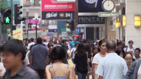 Menschen-Gehen-Auf-Einer-überfüllten-Straße-In-Der-Stadt-Hongkong
