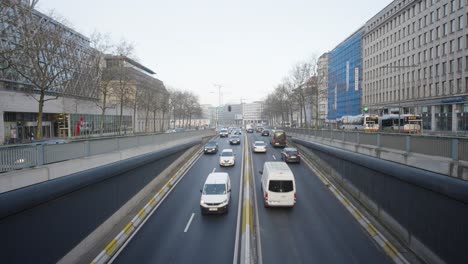 Autobuses-Eléctricos-Cargando-En-La-Ciudad-A-La-Derecha-De-La-Pantalla-Durante-La-Hora-Pico-De-Tráfico-En-Bruselas,-Bélgica