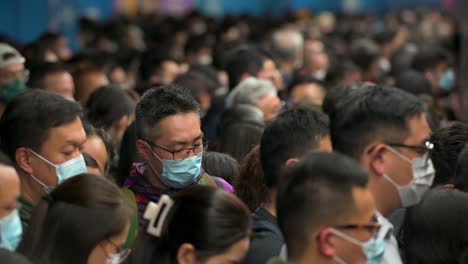 Se-Ve-A-Los-Viajeros-Con-Máscaras-Faciales-Esperando-Durante-La-Hora-Pico-A-Que-Llegue-Un-Tren-Subterráneo-A-Una-Estación-Mtr-En-Hong-Kong