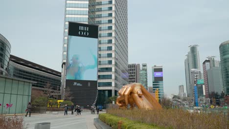 Gangnam-Manos-Estatua-Escultura-En-El-Complejo-Comercial-Y-Centro-Comercial-Coex-En-Seúl,-Corea-Del-Sur