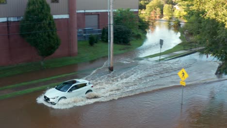 Coche-Blanco-Conduce-Al-Agua-De-La-Calle-Inundada