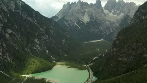 Panorama-Sobre-El-Lago-Durrensee-En-La-Cordillera-De-Los-Dolomitas,-Tirol,-Italia