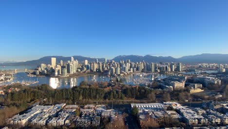 Luftaufnahme-Der-Skyline-Von-Vancouver,-Kanada,-An-Einem-Sonnigen-Tag-Mit-Klarem-Himmel