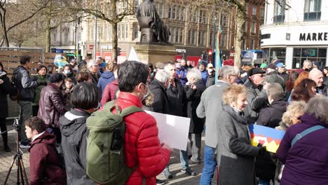 Gruppe-Von-Menschen-In-Der-Ukraine,-Antikriegsaktivisten,-Die-Auf-Der-Straße-In-Manchester-City-Protestieren