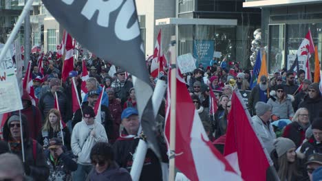 Multitud-Marchando-Con-Carteles-Y-Banderas-Cerca-De-Calgary-Protesta-4-De-Marzo-De-2022