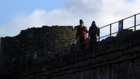 Turistas-Casuales-Caminar-Castillo-Ruina-Almenas-Pasarela-Turismo-Histórico-Welsh-Conwy-Ciudad-Punto-De-Referencia