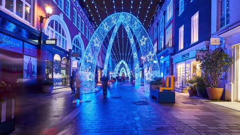 Timelapse-Nocturno-De-Londres-Con-Adornos-Navideños-En-La-Famosa-Calle-South-Molton-En-El-West-End